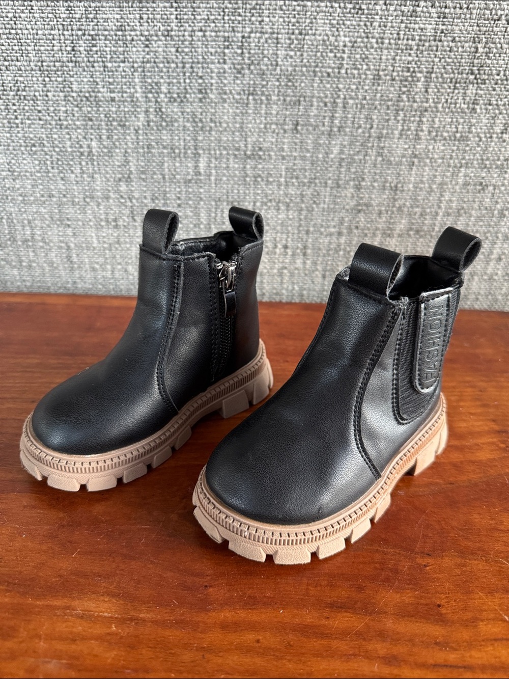 Toddler Black Leather Chelsea Boots Tan Lug Sole Side Zip EU Size 21 (US 5.5C)